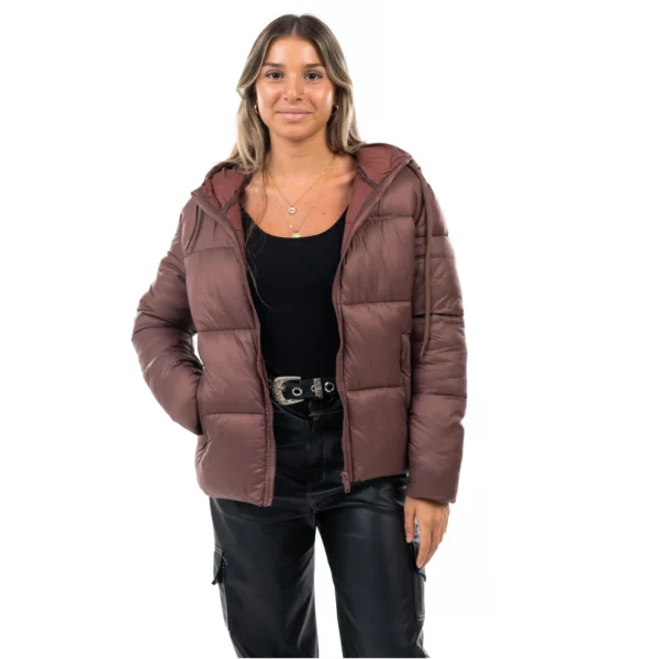 Campera Vortrek Mujer Puffer con Capucha color Marron rojizo 21217701 - Imagen 6