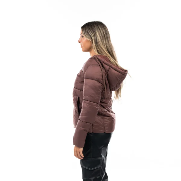 Campera Vortrek Mujer Puffer con Capucha color Marron rojizo 21217701 - Imagen 2