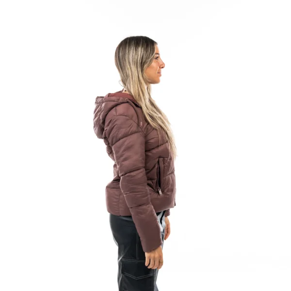 Campera Vortrek Mujer Puffer con Capucha color Marron rojizo 21217701 - Imagen 3