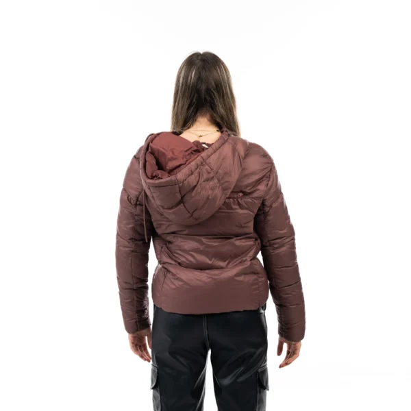 Campera Vortrek Mujer Puffer con Capucha color Marron rojizo 21217701 - Imagen 5