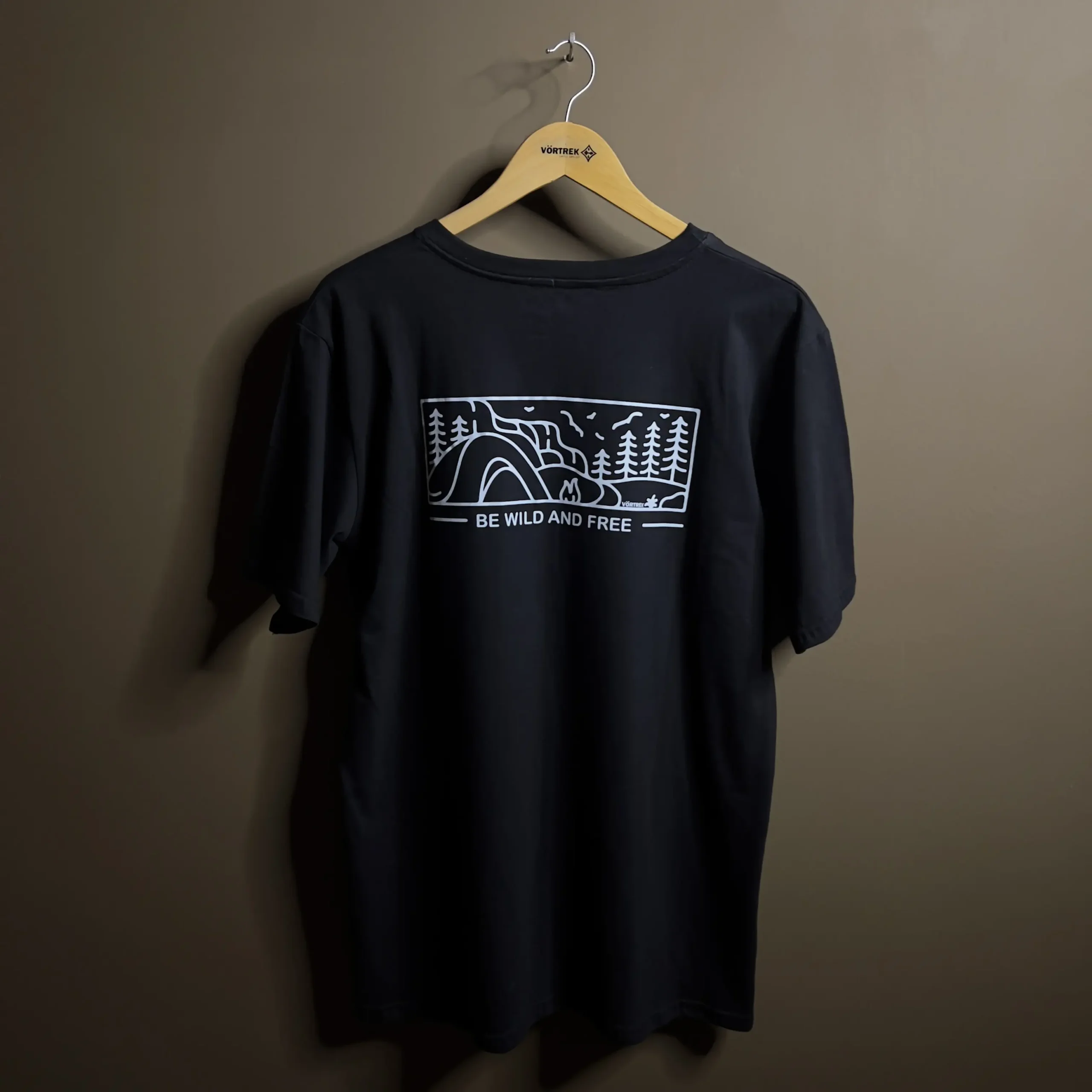 Remera VORTREK COTTON BLACK WILD AND FREE m/c hombre color negro - Imagen 2