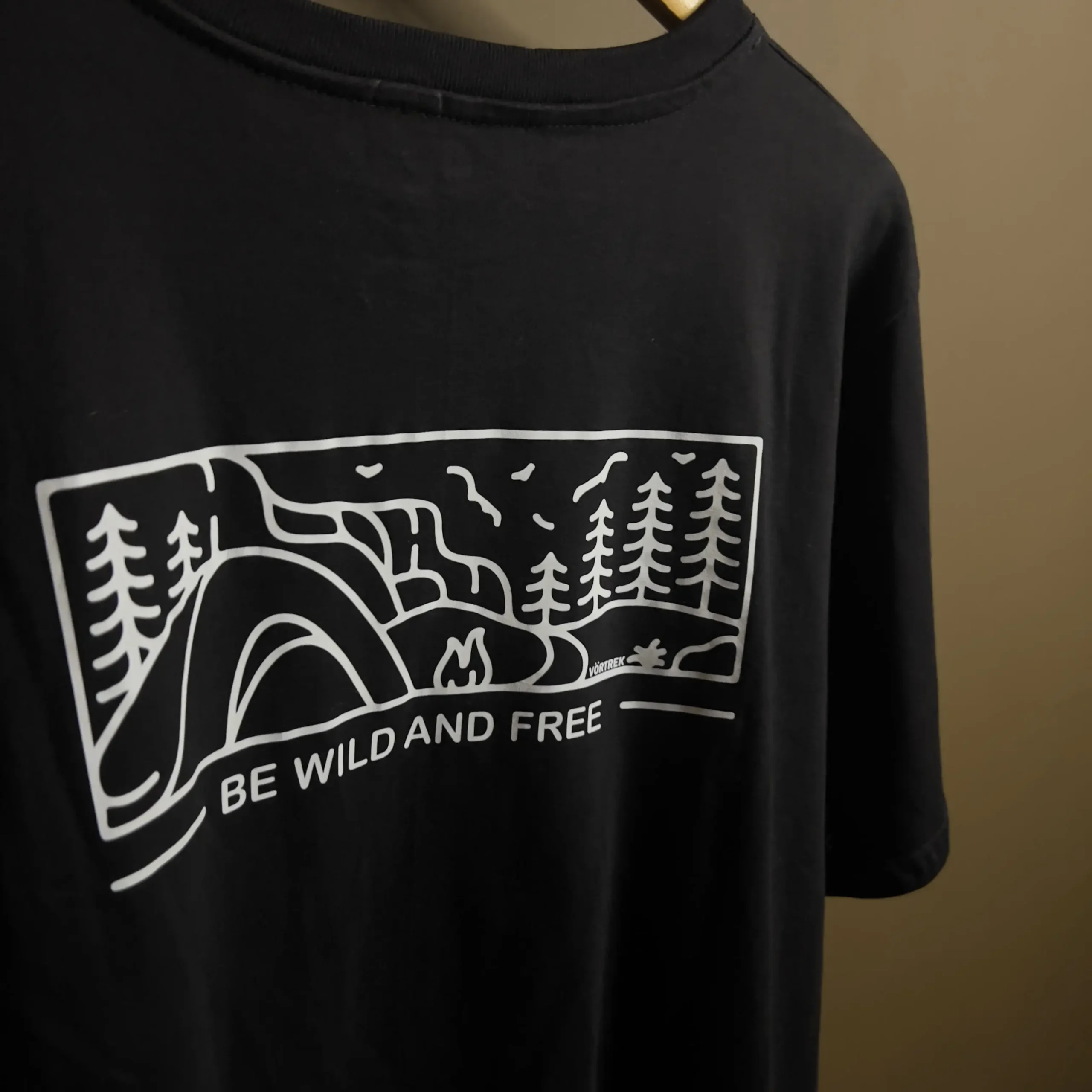 Remera VORTREK COTTON BLACK WILD AND FREE m/c hombre color negro - Imagen 4