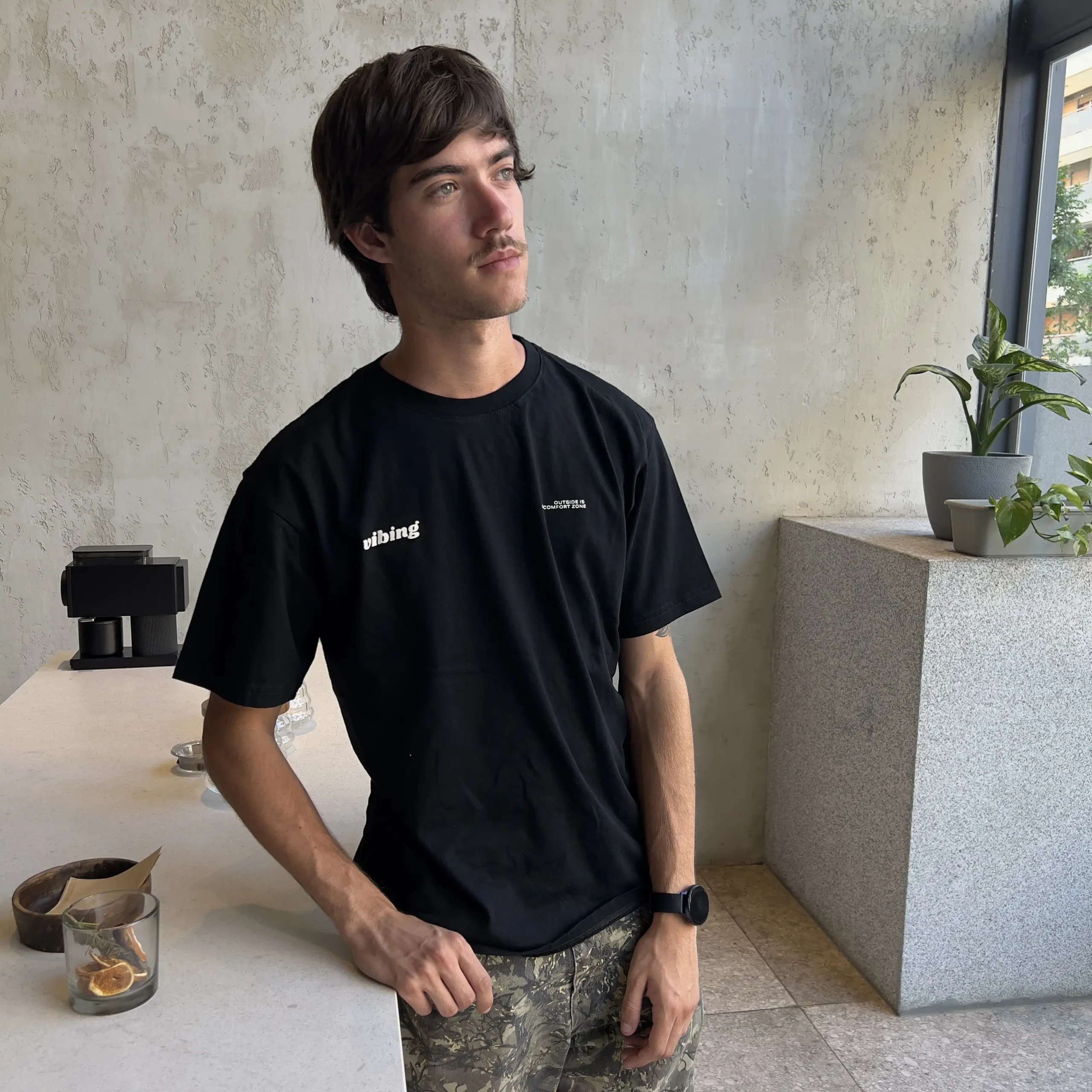 Remera drop Vibing color negro - Imagen 3